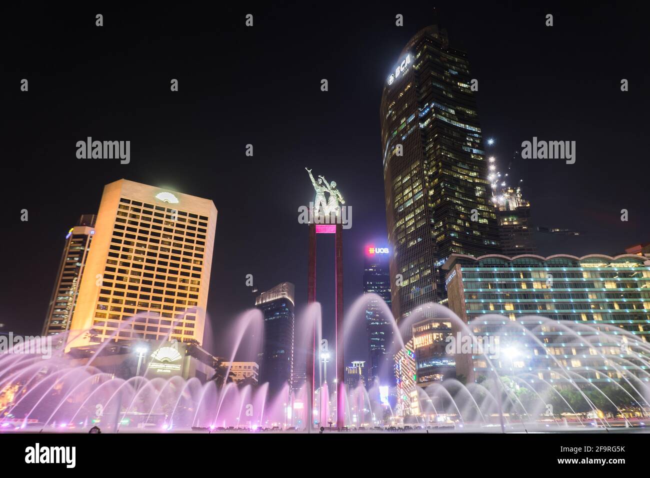 Lunga esposizione della statua di benvenuto di notte nel centro sulla città di Giacarta, INDONESIA Foto Stock