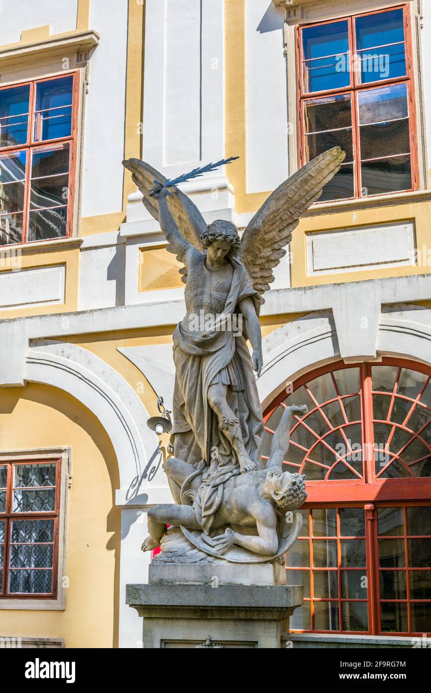 Vista di una statua sul cortile principale del palazzo arcivescovile´s a Kromeriz, repubblica Ceca. Foto Stock