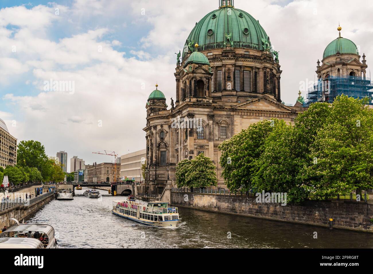 13 maggio 2019 Berlino, Germania - splendida vista della storica Cattedrale di Berlino (Berliner Dom) presso il famoso Museumsinsel (Isola dei Musei) con barca da escursione Foto Stock