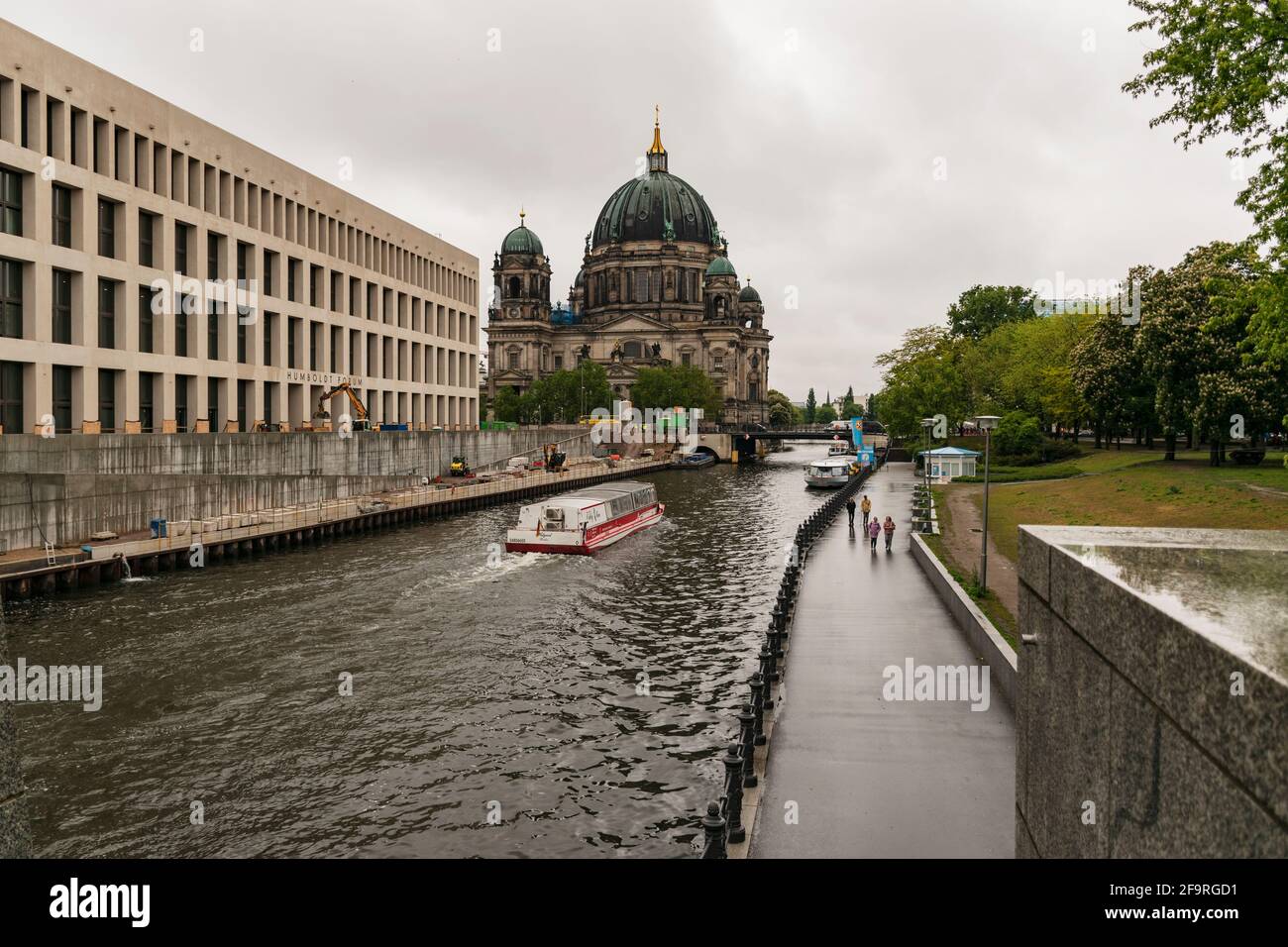 13 maggio 2019 Berlino, Germania - splendida vista della storica Cattedrale di Berlino (Berliner Dom) presso il famoso Museumsinsel (Isola dei Musei) con barca da escursione Foto Stock