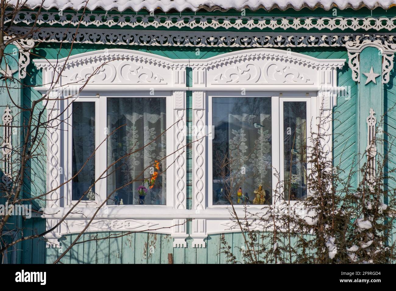 Platband intagliate sulle finestre in stile russo, da vicino, Russia. Foto Stock