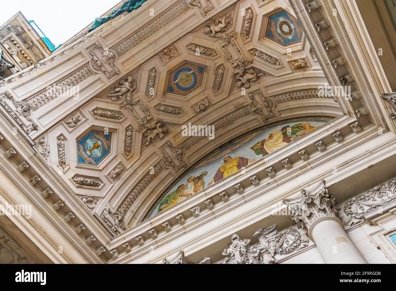 13 maggio 2019 Berlino, Germania - Dettagli della facciata della Cattedrale di Berlino. Un piccione bianco, simbolo di pace all'arco, mosaici. Foto Stock