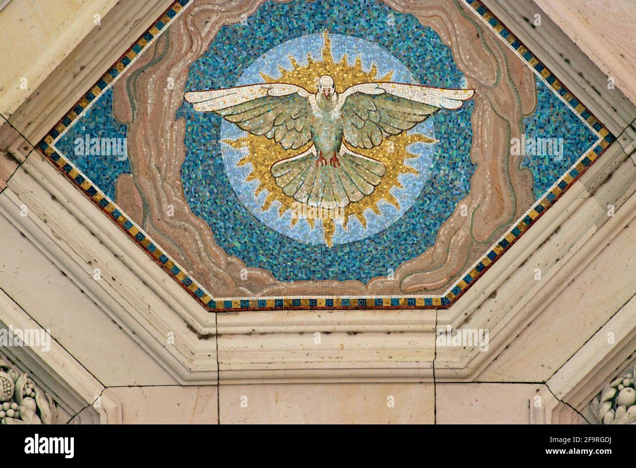 13 maggio 2019 Berlino, Germania - Dettagli della facciata della Cattedrale di Berlino. Un piccione bianco, simbolo di pace all'arco, mosaici. Foto Stock