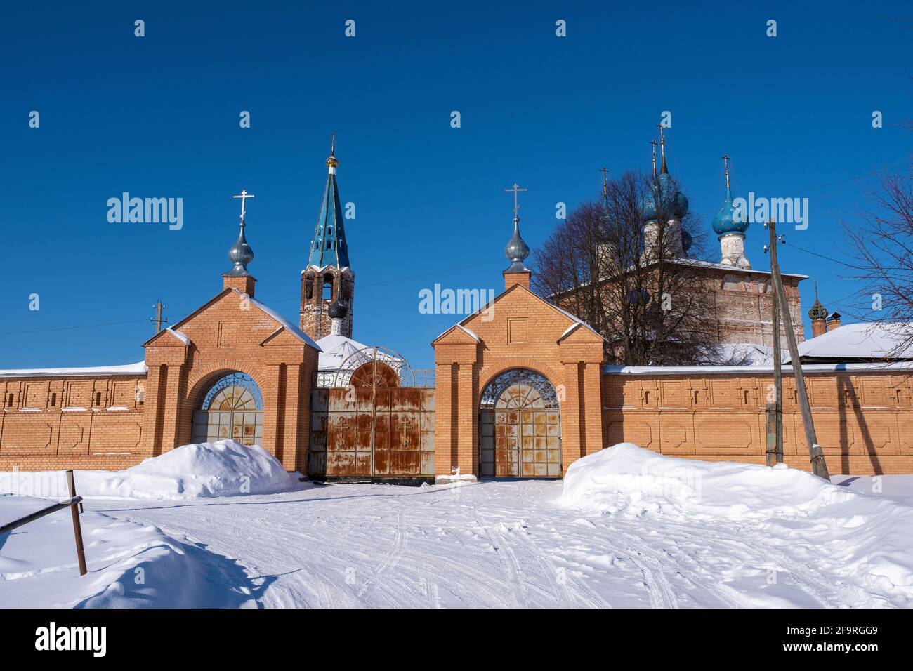 Cattedrale dell'Annunciazione nel villaggio di Dunilovo, regione di Ivanovo in una giornata di sole invernale, la Russia. Foto Stock