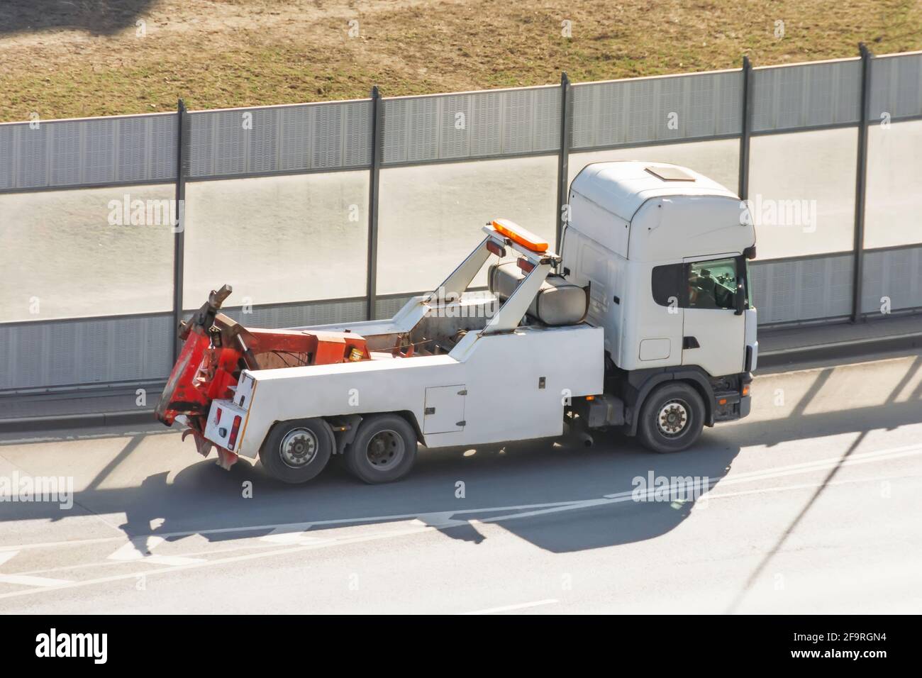Trattore semirimorchio pesante con carro di perforazione grande che guida in città autostrada Foto Stock