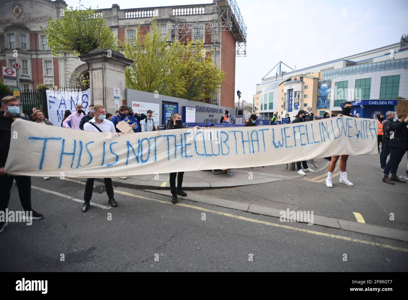 20/04/2021. Londra, Regno Unito. I tifosi si riuniscono all'esterno dello Stamford Bridge a West London in vista della partita della Premiere League tra Chelsea e Brighton, per dimostrare contro i piani per una Super League europea. Si è diffusa l'ostilità nei confronti delle proposte per una nuova serie di élite delle società calcistiche europee, secondo gli avversari che uccideranno la concorrenza e danneggeranno lo sport. Photo credit: Ben Cawthra/Sipa USA **NO UK SALES** Foto Stock