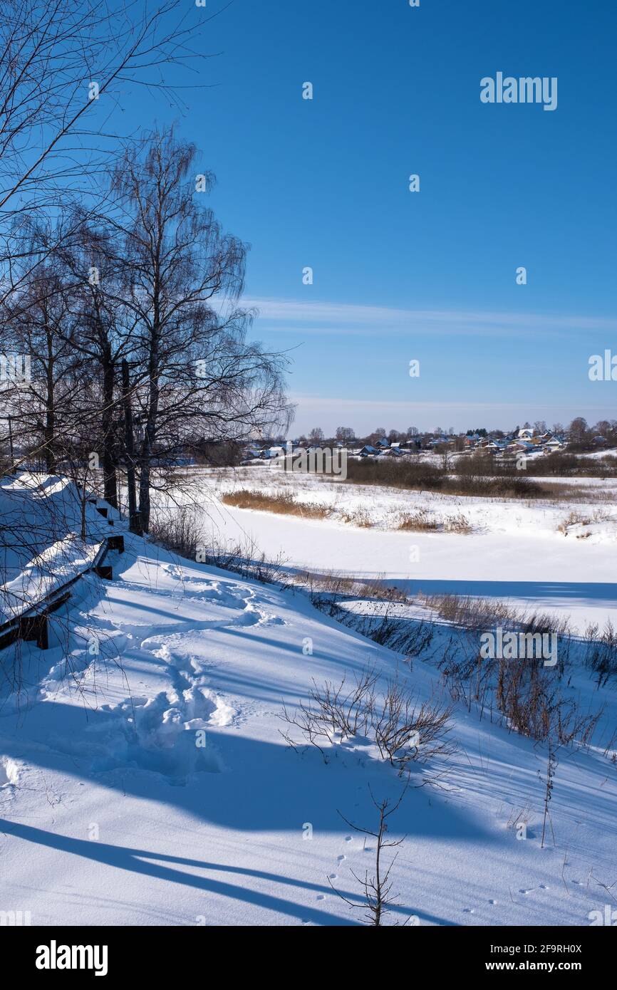 Vista del villaggio di Goritsy dal villaggio di Dunilovo in una soleggiata giornata invernale, la Russia. Foto Stock