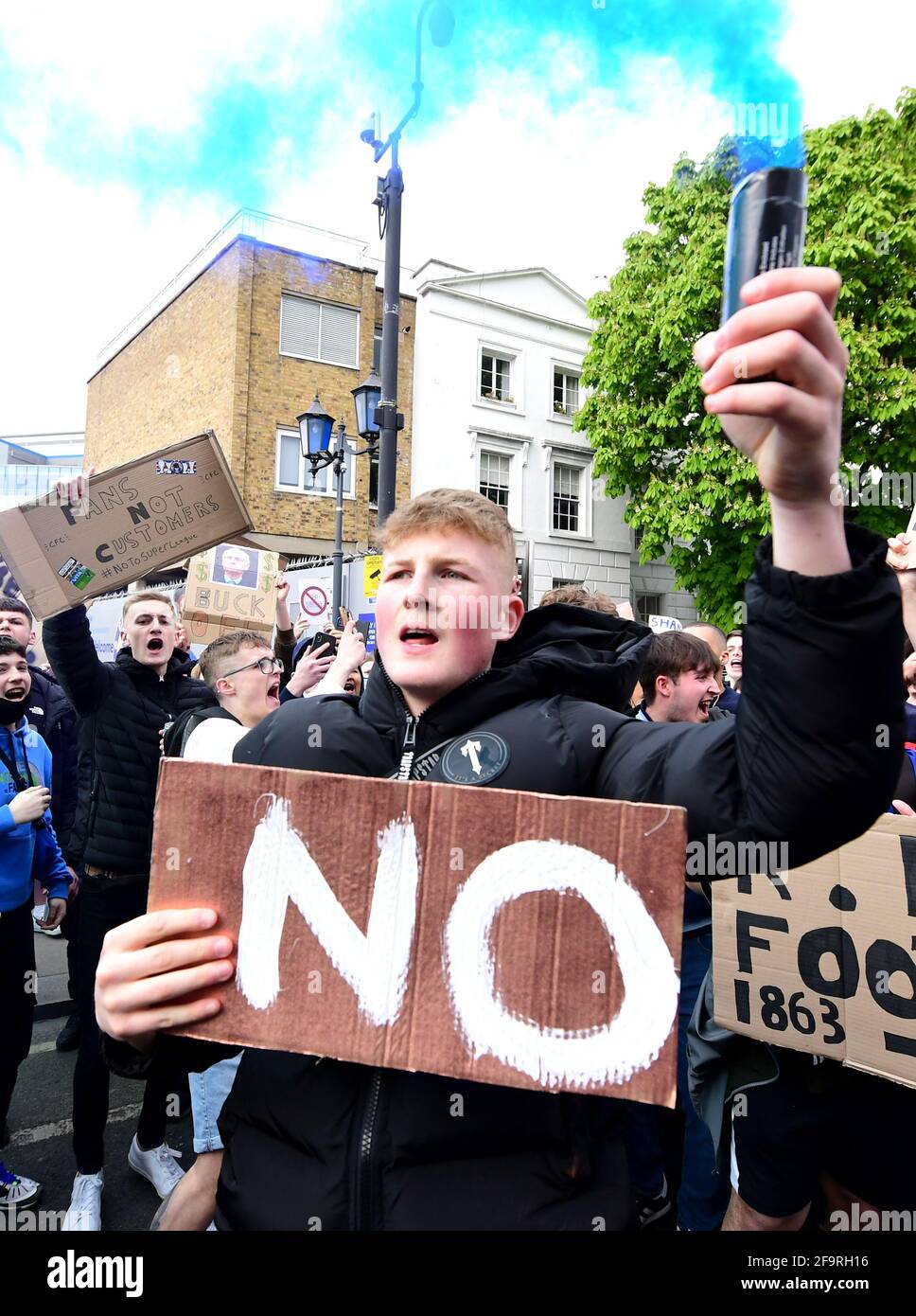 I tifosi protestano contro il coinvolgimento di Chelsea nella nuova Super League europea fuori da Stamford Bridge, Londra. Data immagine: Martedì 20 aprile 2021. Foto Stock