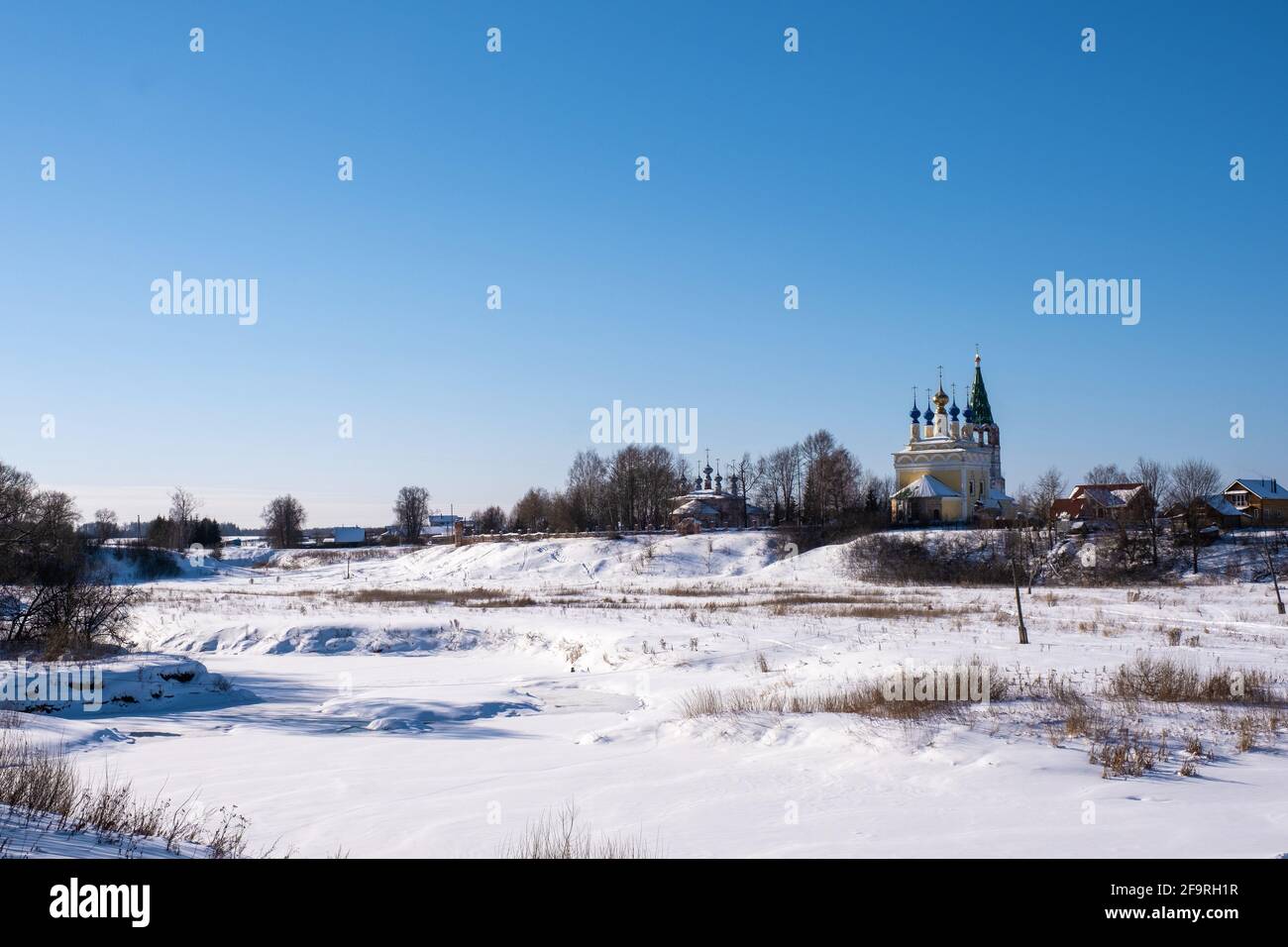 Villaggio di Dunilovo, regione di Ivanovo in una soleggiata giornata invernale, la Russia. Foto Stock