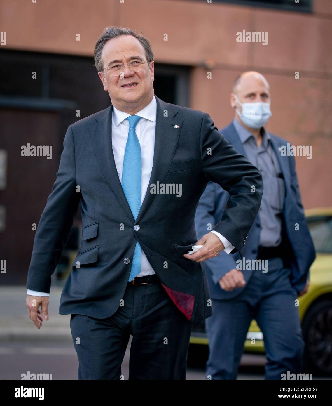 Berlino, Germania. 20 Apr 2021. Armin Laschet (CDU), Ministro Presidente della Renania Settentrionale-Vestfalia e candidato al cancelliere della CDU/CSU, arriva per un'intervista nel quartiere governativo sulla Sprea. Credit: Kay Nietfeld/dpa/Alamy Live News Foto Stock