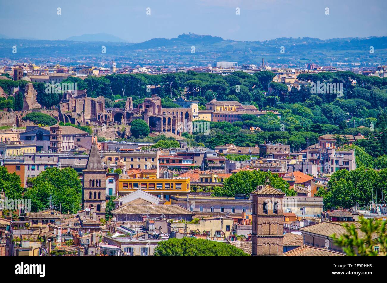 vista aerea su roma, presa dal colle gianicolo, da qui si può vedere il monumento vittoriano, la cupola del pantheon, il tetto di san pietro basi Foto Stock