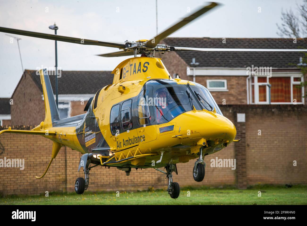 Sydenham Estate, Leamington Spa, Regno Unito. 20 aprile 2021: Warwickshire e Northamptonshire Air Ambulance sono stati rimbalzati a un incidente sulla giunzione di Gainsborough Drive e Sydenham Drive sulla Sydenham Estate di South Leamington Martedì pomeriggio. Un motociclista è stato coinvolto, ed è chiaro che il pilota è stato trasportato in ospedale attraverso l'ambulanza terrestre. Credit: Ryan Underwood / Alamy Live News Foto Stock