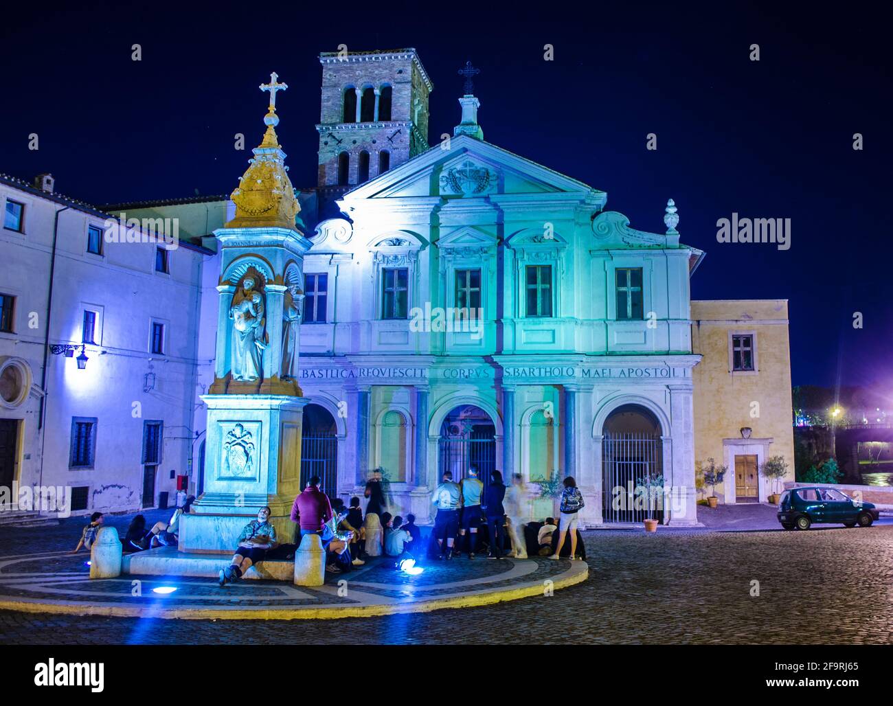 Vista notturna della Basilica di San Bartolomeo sull'Isola. Contiene le reliquie di San Bartolomeo l'apo Foto Stock