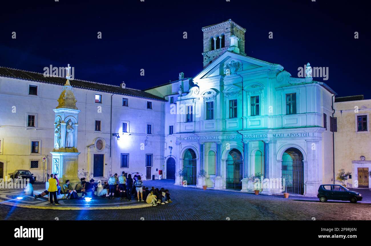 Vista notturna della Basilica di San Bartolomeo sull'Isola. Contiene le reliquie di San Bartolomeo l'apo Foto Stock