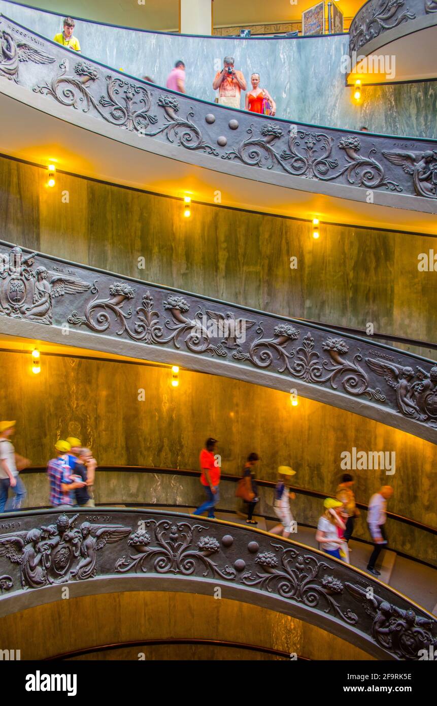 all'interno del complesso dei musei vaticani si usano scale a chiocciola. Foto Stock