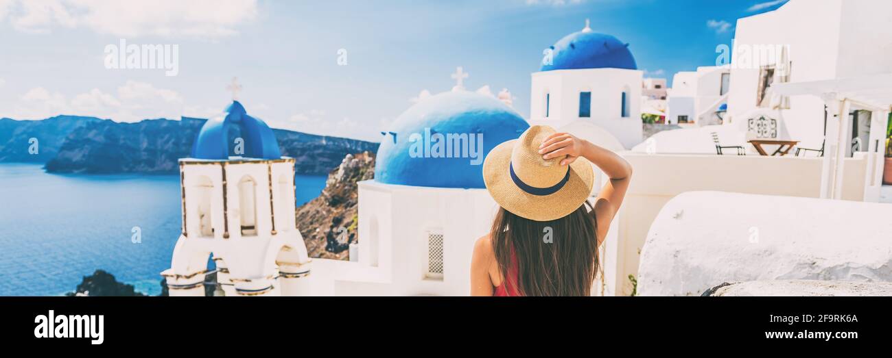 Viaggio estivo turista visita Oia, Santorini, destinazione di vacanza Europa. Donna di vacanza di lusso a piedi in città. Panoramica banner Foto Stock