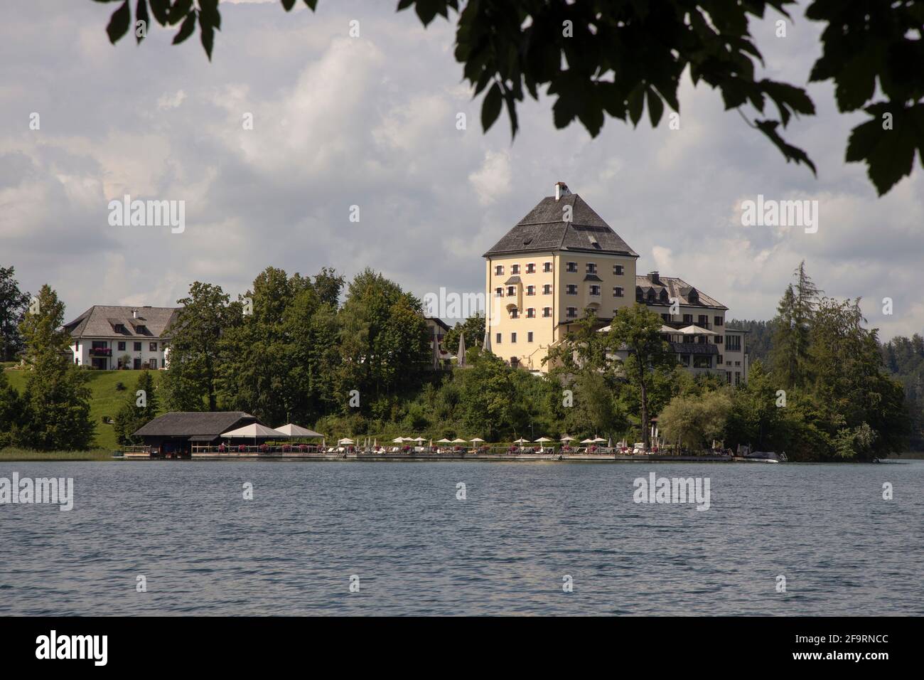 Vista sul lago Fuschl verso l'Hotel Schloss Fuschl a Fuschl, Salisburgo, Salzkammergut, Austria, Europa. Foto Stock