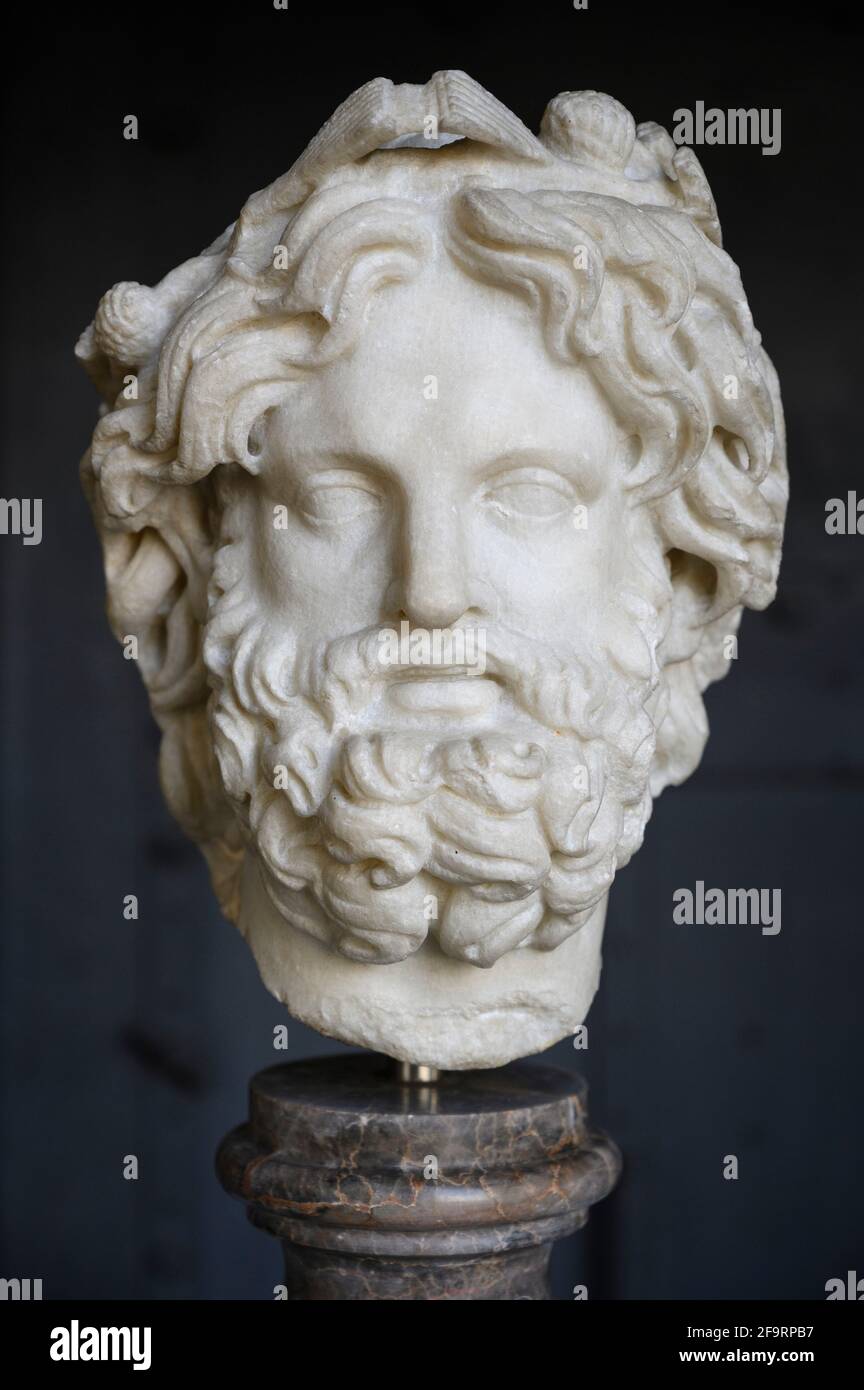 Roma. Italia. Testa di Silvano incoronata con pino. Dalla Via dei fori Imperiali (1933). Museo Centrale Montemartini. Foto Stock
