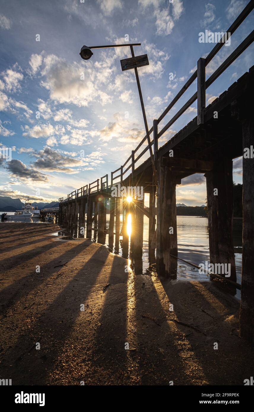 Bellissimo tramonto sulla spiaggia del porto di Villa la Angostura, riva del lago Nahuel Huapi. Foto Stock