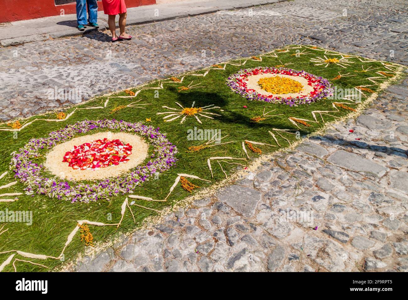 Tappeto decorato sulla strada prima della processione la Domenica di Pasqua nella città di Antigua Guatemala. Foto Stock