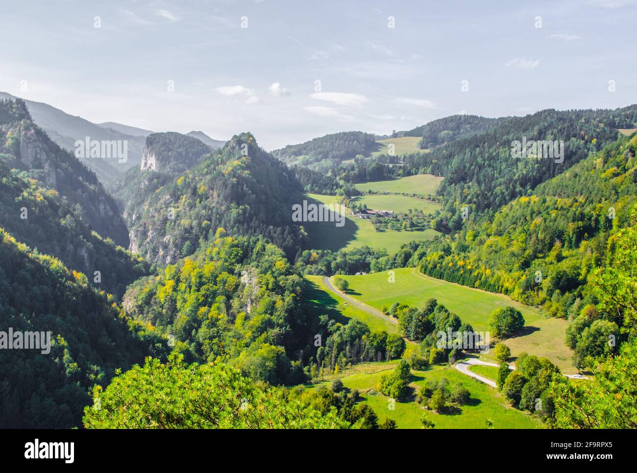 Paesaggio montano che circonda la ferrovia di Semmering in Austria Foto Stock