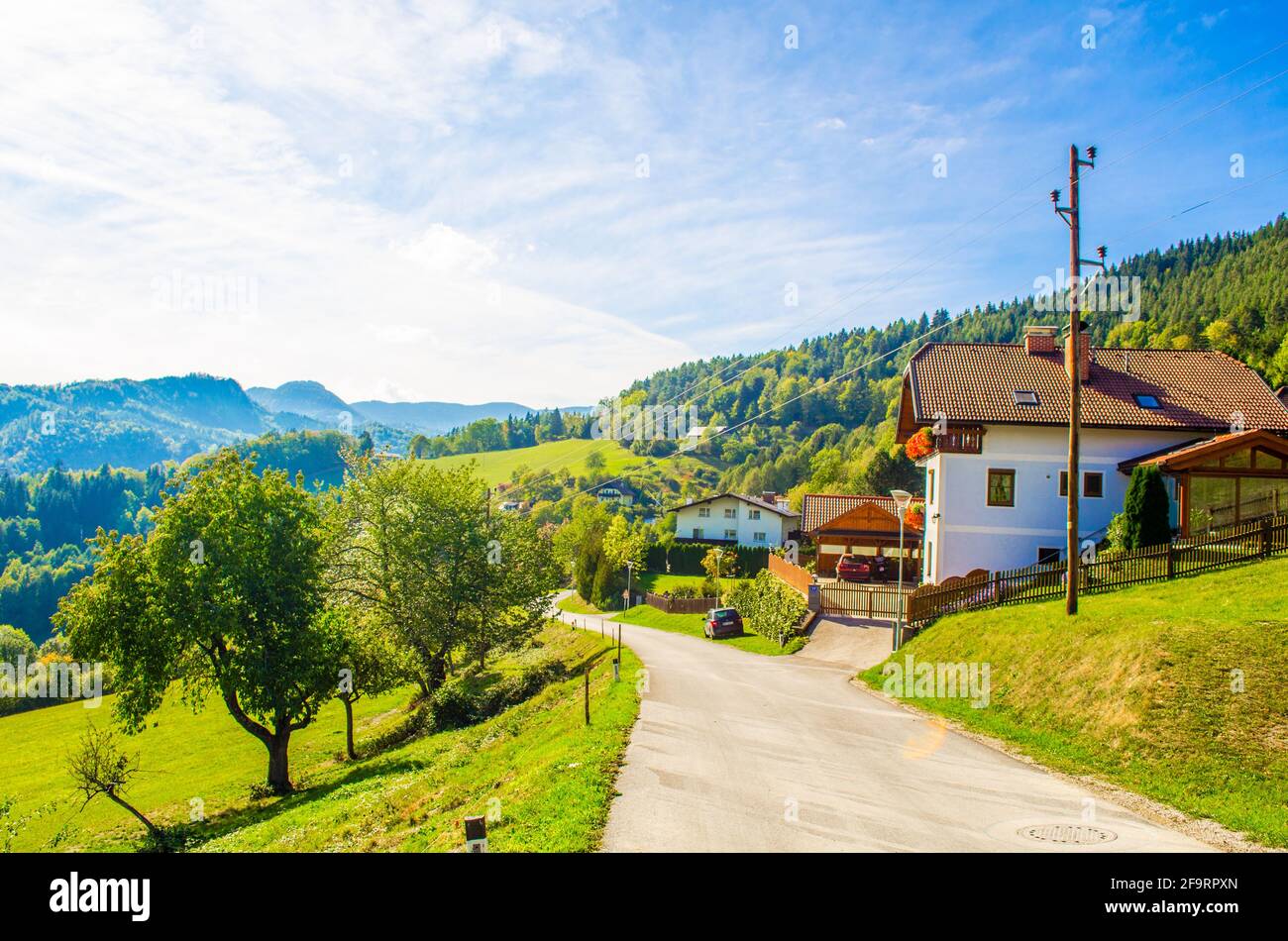 vista su un paesaggio di montagne austriache distese lungo la ferrovia semmeringbahn con castello di klamm sullo sfondo. Foto Stock