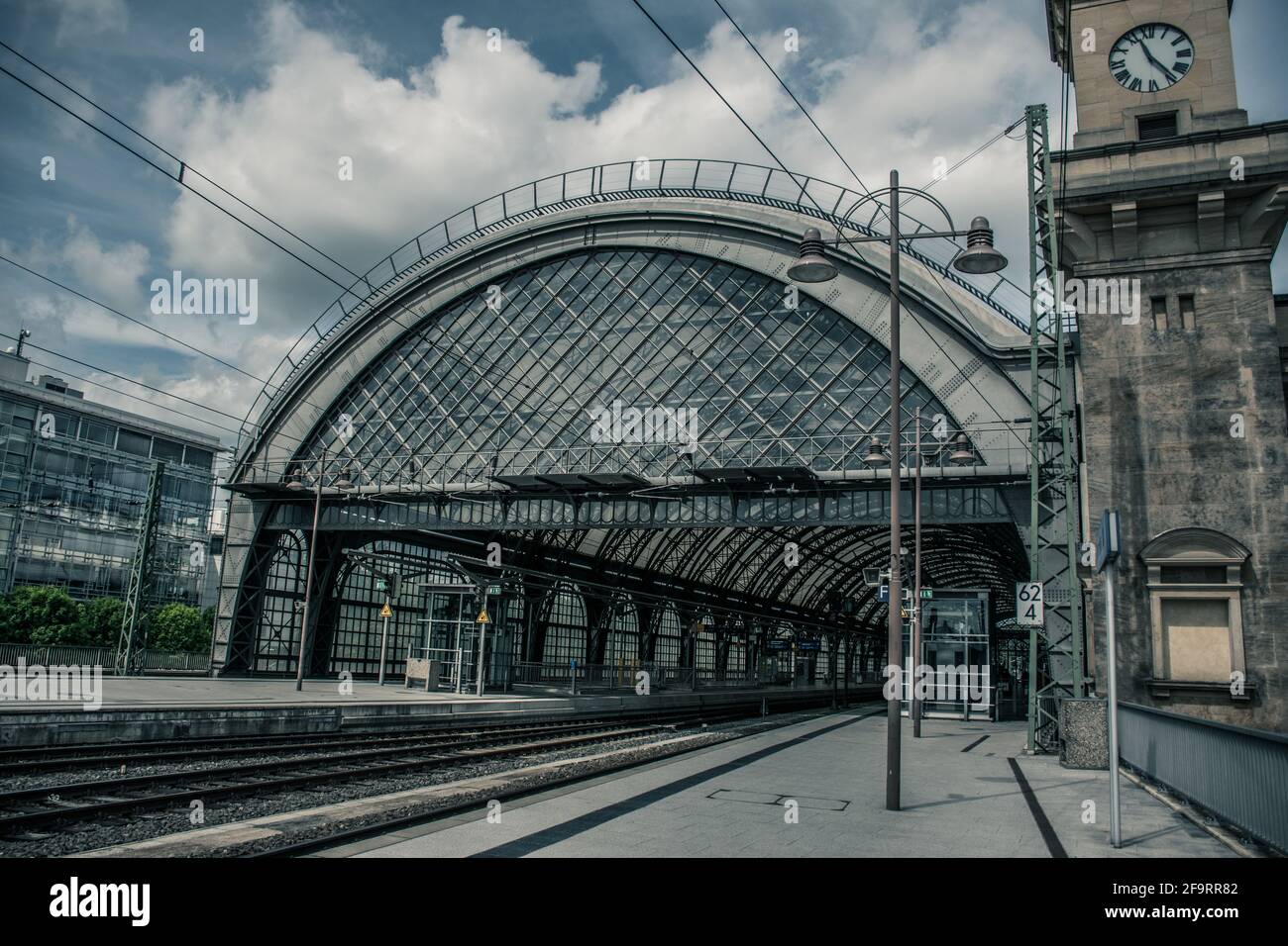21 maggio 2019 Dresda, Germania - Dresda Hauptbahnhof - la stazione ferroviaria principale. Tetto traslucido di membrane in fibra di vetro in teflon-coatet Foto Stock