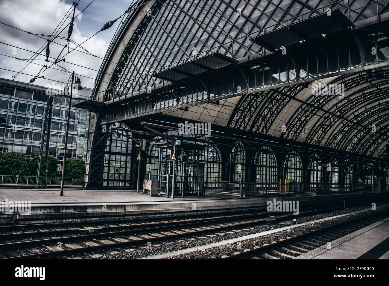 21 maggio 2019 Dresda, Germania - Dresda Hauptbahnhof - la stazione ferroviaria principale. Tetto traslucido di membrane in fibra di vetro in teflon-coatet Foto Stock