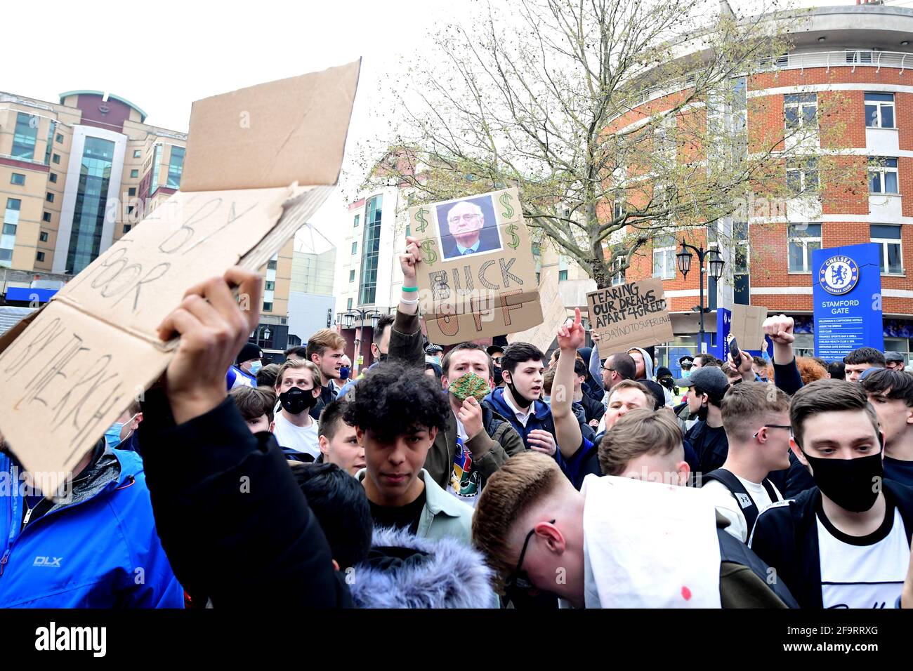 I tifosi protestano contro il coinvolgimento di Chelsea nella nuova Super League europea fuori da Stamford Bridge, Londra. Data immagine: Martedì 20 aprile 2021. Foto Stock