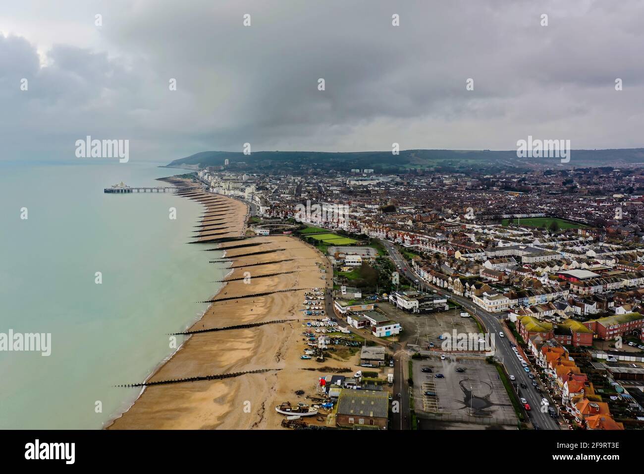 Vista aerea sul lungomare di Eastbourne con il molo, la città e la spiaggia e il sud in lontananza Foto Stock