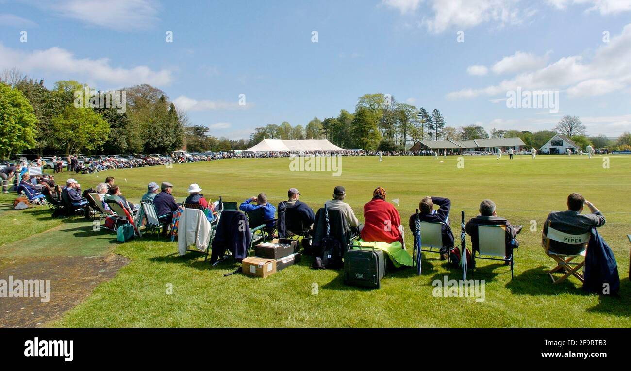 C&G CRICKET STAFFORDSHIRE V SURREY AT LEEK CC IN LEEK 4/5/2005 FOTO DAVID ASHDOWNC&G CRICKET Foto Stock