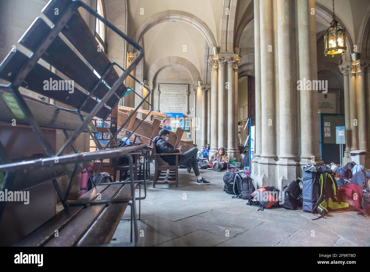 Gli studenti visti accanto ai banchi universitari si sono Uniti per formare barricate alle porte, durante la dimostrazione.l'Unione degli studenti dei paesi catalani (SEPC), l'Associazione degli studenti progressisti (AEP) e altri gruppi di studenti, hanno protestato contro il rettore dell'Università di Barcellona (UB). Nell'ambito della campagna "impegno contro la crisi educativa", hanno chiesto ai rettori di promuovere i cambiamenti necessari per un accesso più equo all'istruzione superiore e meno alla "commercializzazione" del settore. Gli studenti hanno assicurato che non lasceranno l'Università fino a quando non lo faranno Foto Stock