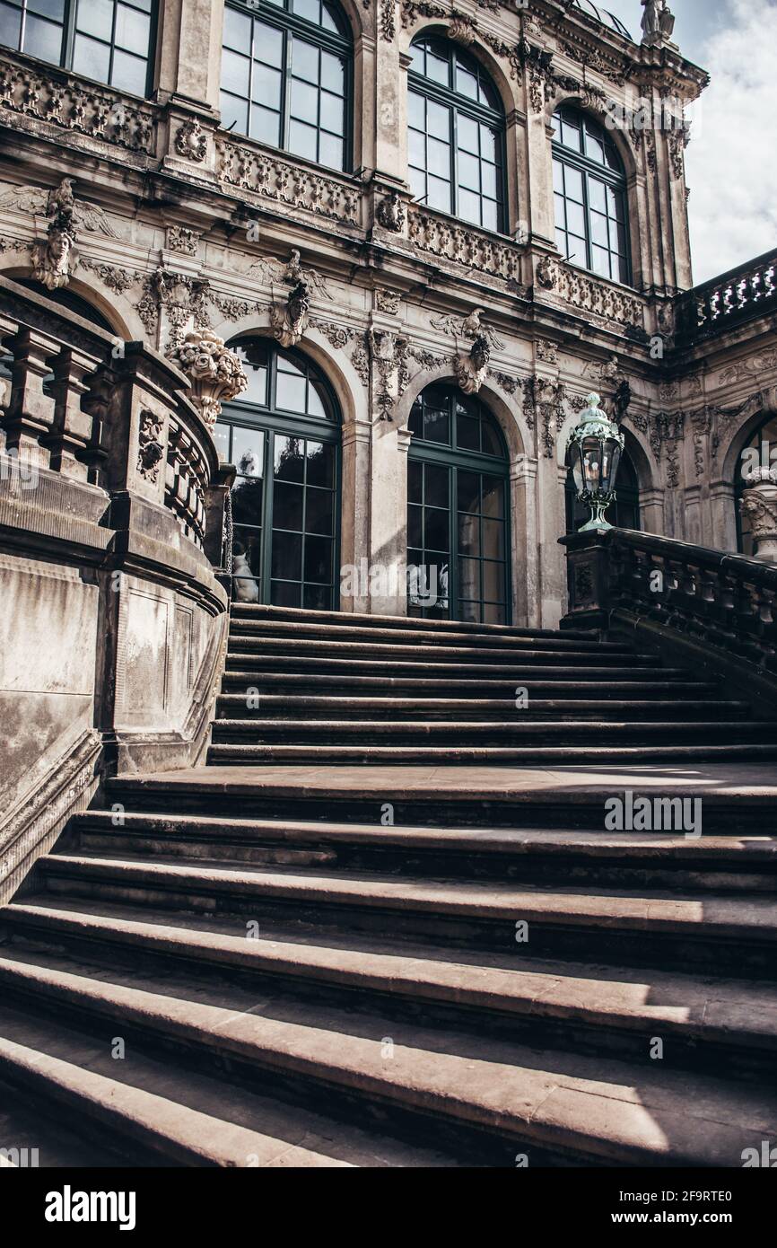 17 maggio 2019 Dresda, Germania - i dettagli dell'architettura di Zwinger, bassorilievo sulle scale del padiglione tedesco Foto Stock