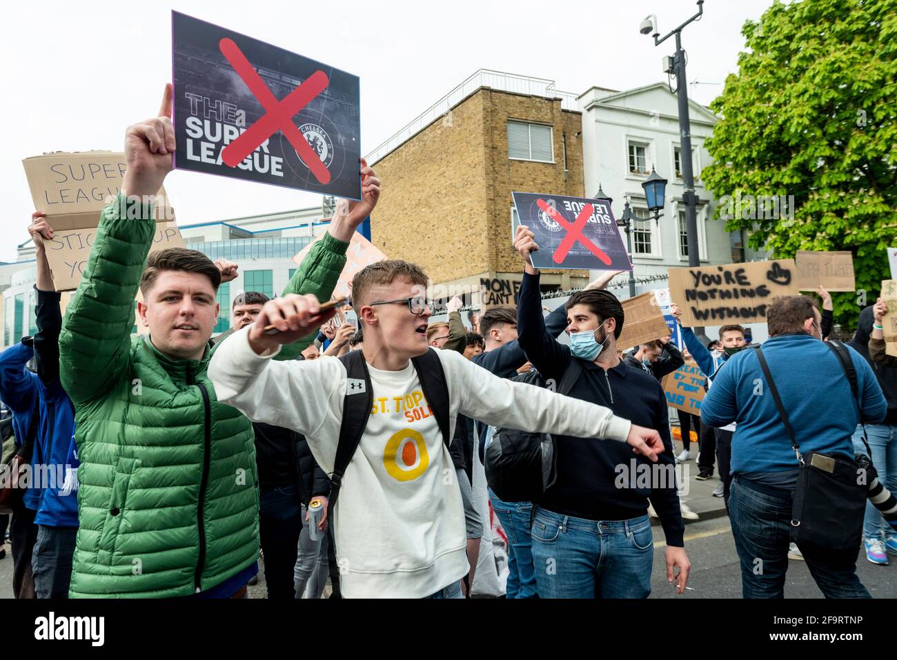 Londra, Regno Unito. 20 aprile 2021. I tifosi del Chelsea al di fuori dello Stamford Bridge, lo stadio in cui si trova il Chelsea FC, protestano per la proposta di formare una Super League europea. Chelsea, Arsenal, Tottenham Hotspur, Manchester City, Manchester United e Liverpool (i sei grandi) si uniranno a Barcellona, Real Madrid, Atletico Madrid, Juventus, AC Milan e Inter Milan come membri fondatori insieme ad altre tre squadre ancora da annunciare. La notizia è stata condannata dai tifosi del calcio, da altre società, dalla UEFA, dalla FIFA e dal governo britannico. Credit: Stephen Chung / Alamy Live News Foto Stock