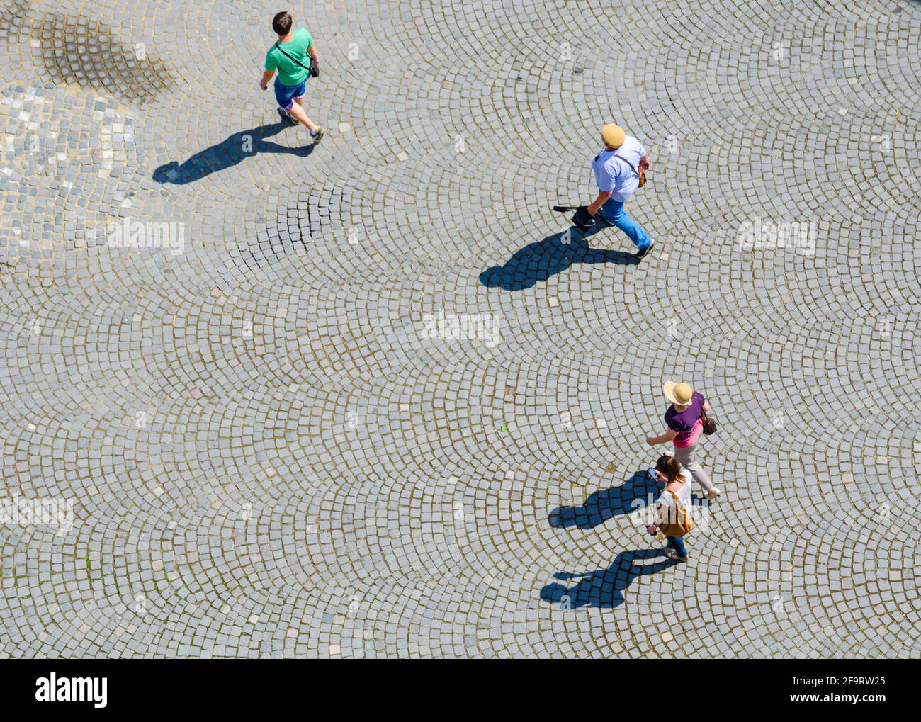 vista aerea di un gruppo di persone che attraversano un cortile vicino alla cattedrale luterana di santa maria in rumeno sibiu Foto Stock