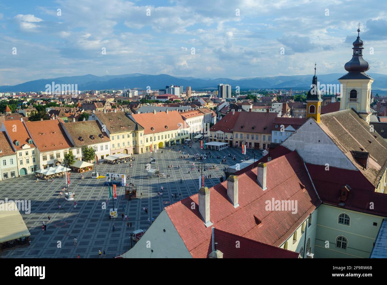 vista aerea della grande piazza - piata mare nella città rumena sibiu dalla cima della torre del consiglio. Foto Stock