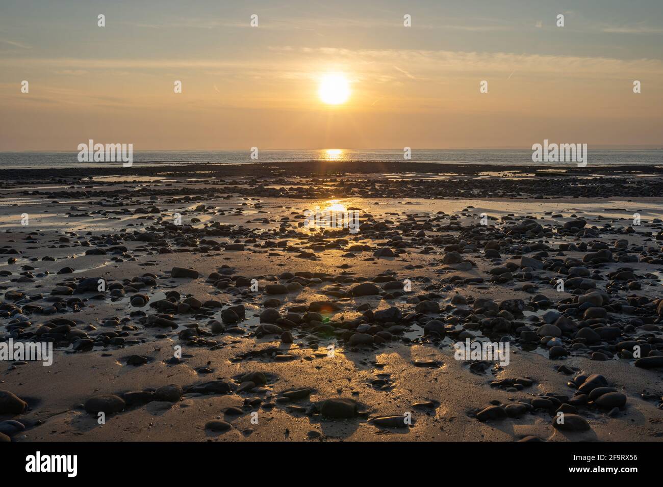 Whiteford Sands Beach pietre al tramonto, la penisola di Gower, Swansea, Galles del Sud, Regno Unito. Sfondo della costa, nessuna gente Foto Stock
