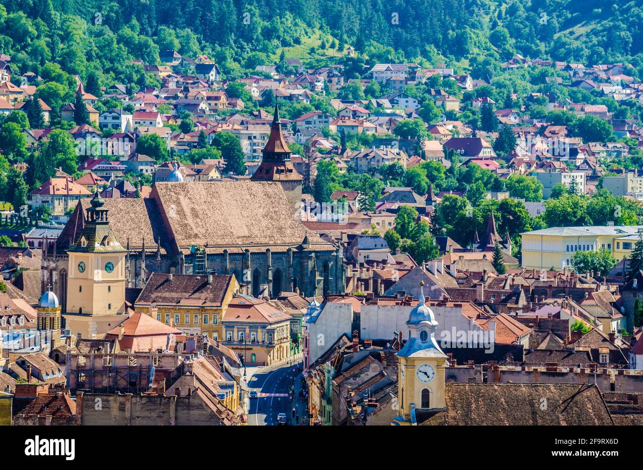 Vista aerea del centro storico della città rumena brasov preso dalla collina della cittadella. Foto Stock