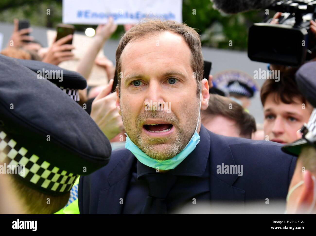 Il consulente tecnico e performante di Chelsea, Petr Cech, tenta di parlare con i tifosi come protesta contro il coinvolgimento di Chelsea nella nuova Super League europea fuori da Stamford Bridge, Londra. Data immagine: Martedì 20 aprile 2021. Foto Stock