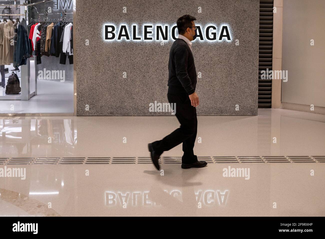 Hong Kong, Cina. 20 Apr 2021. Un acquirente passa accanto al negozio  Balenciaga, il marchio di moda spagnolo di lusso, a Hong Kong. (Foto di  Budrul Chukrut/SOPA Images/Sipa USA) Credit: Sipa USA/Alamy