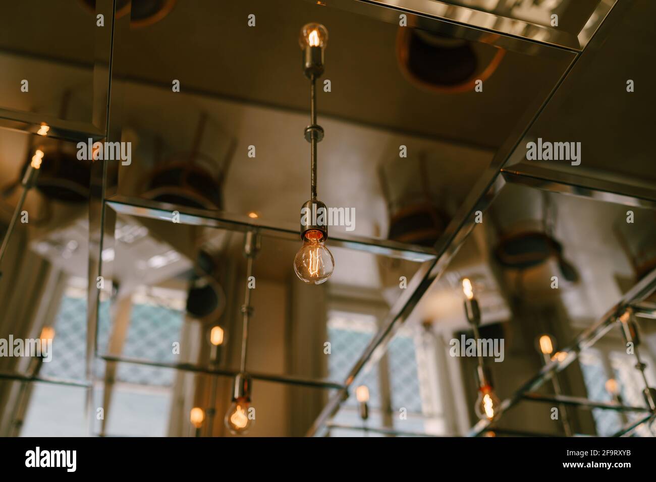 Soffitto a specchio con lampade retrò all'interno del ristorante Foto stock  - Alamy