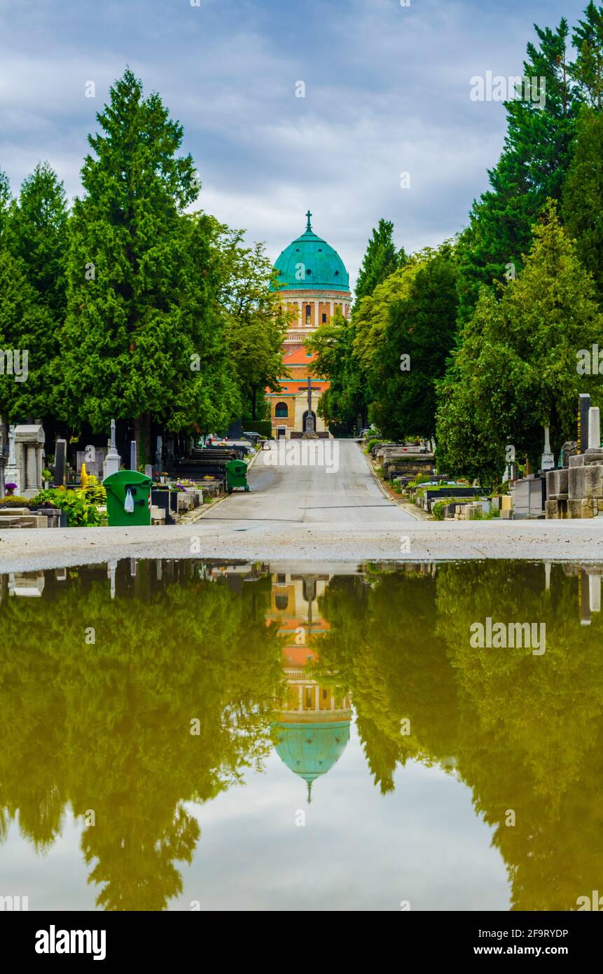 L'edificio principale del cimitero mirogoj in croato zagreb si riflette in una pozza Foto Stock
