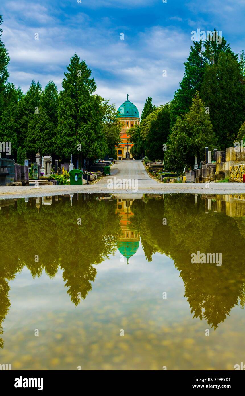 L'edificio principale del cimitero mirogoj in croato zagreb si riflette in una pozza Foto Stock