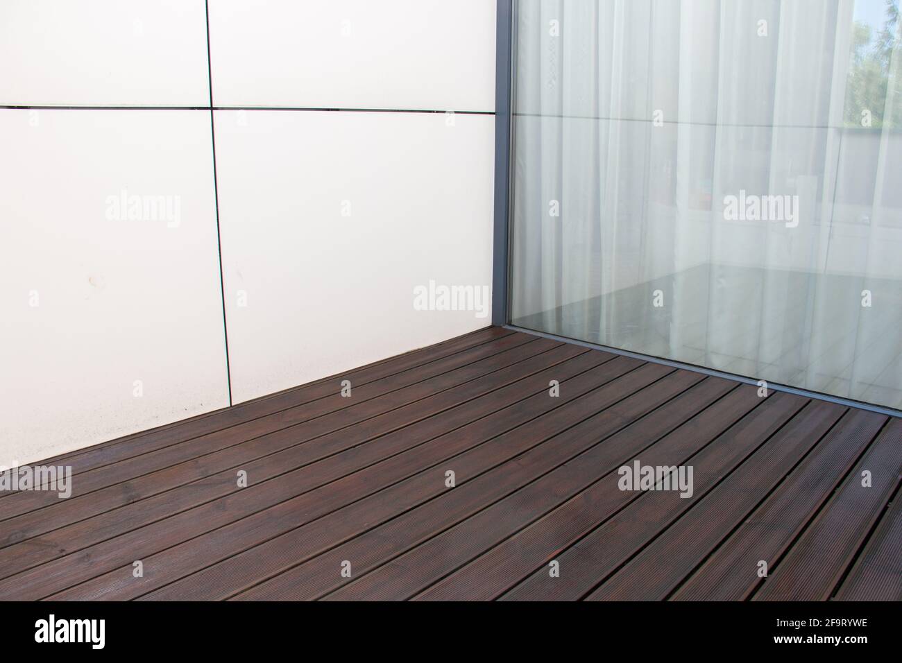 Ponte in legno di pino, terrazza coperta di legno di conifere trattato a contrasto con pannelli di facciata bianca e grande finestra, dettaglio di architettura di design moderno casa Foto Stock