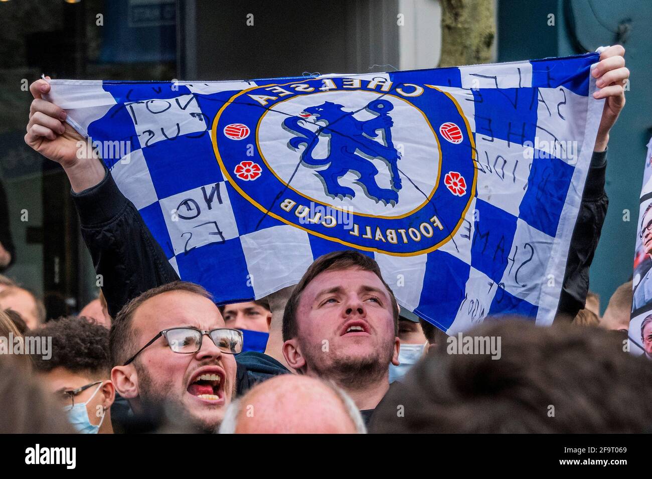 Londra, Regno Unito. 20 Apr 2021. I tifosi del Chelsea si riuniscono fuori dallo stadio del Football Club a Stamford Bridge per protestare contro l'adesione alla prevista European Super League. Credit: Guy Bell/Alamy Live News Foto Stock