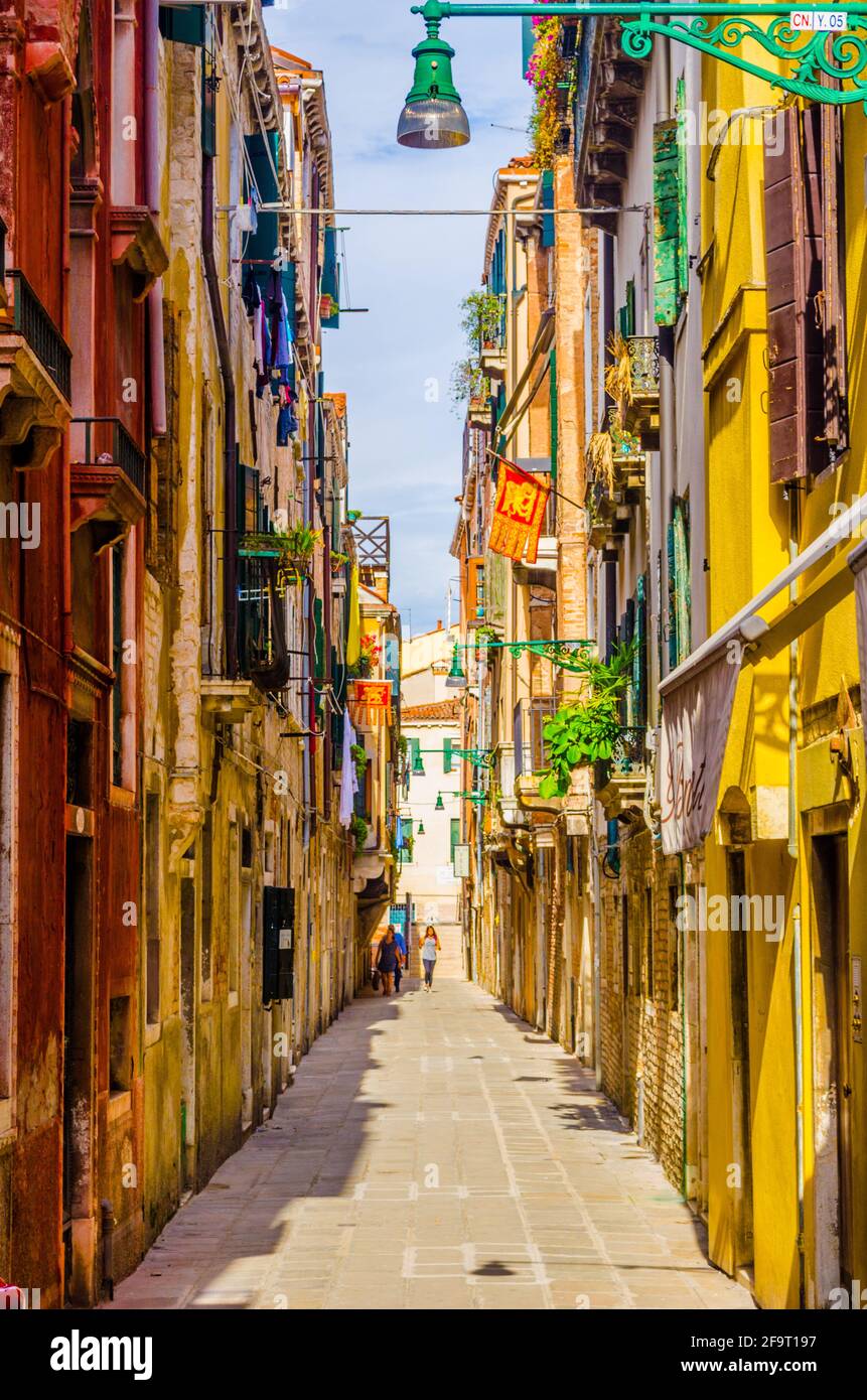vista di una piccola strada stretta situata in un meno visita parte della città italiana di venezia Foto Stock