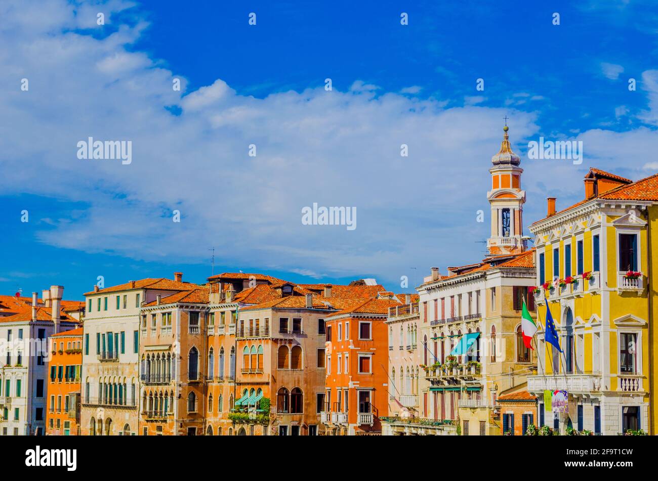 Facciata di edifici lungo il Canal Grande a venezia Foto Stock