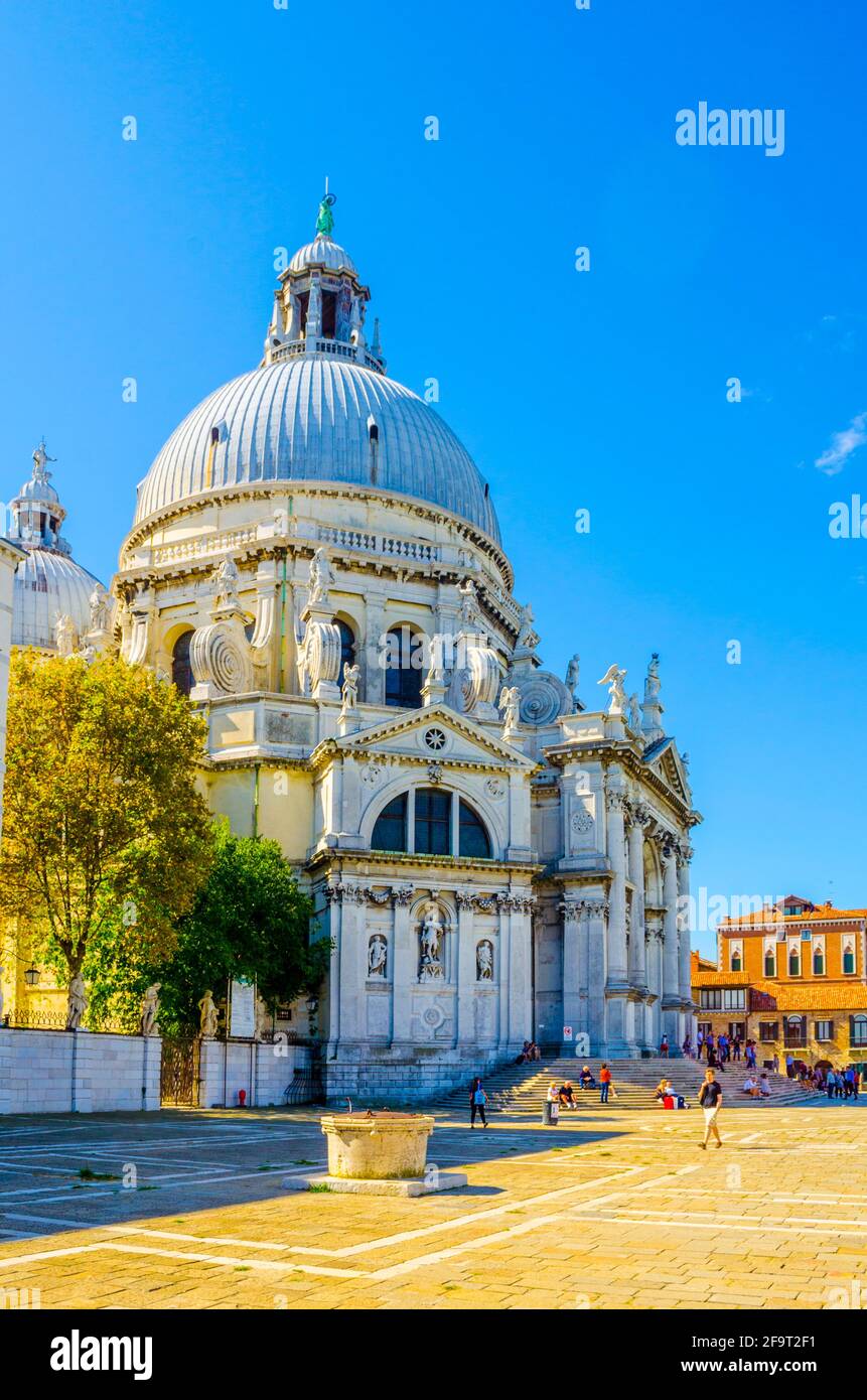 La Basilica di Santa Maria della Salute su argini del Canal Grande di Venezia, Italia Foto Stock