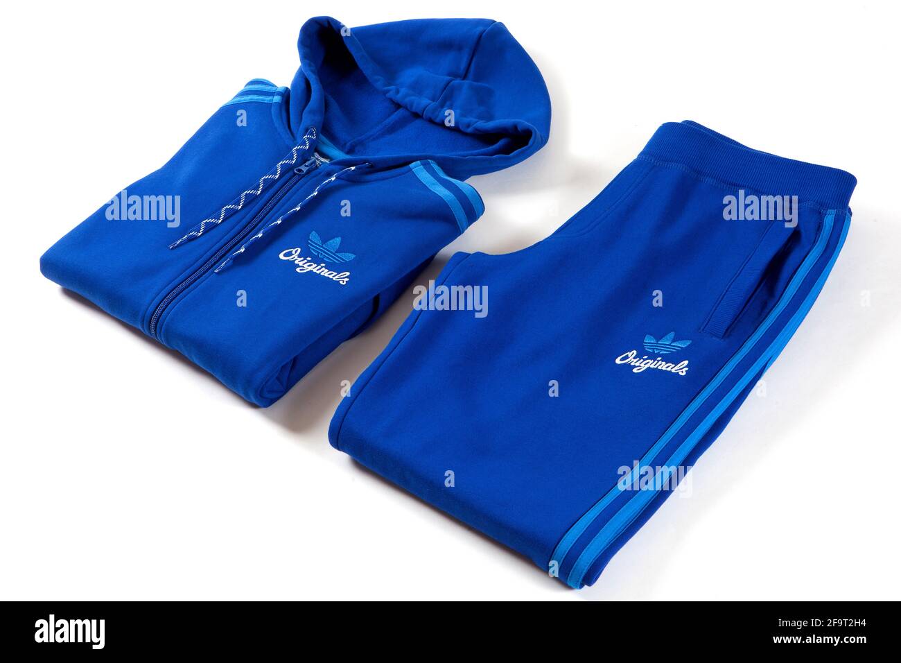 Felpa con cappuccio e pantaloni adidas Originals isolati su sfondo bianco.  Abbigliamento sportivo Foto stock - Alamy