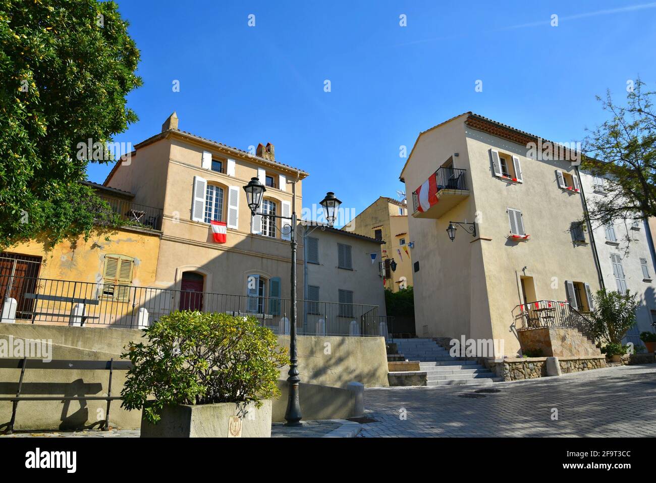 Tipiche case in stile Provençal con pareti di stucco ocra a la Ponche Beach di Saint-Tropez, in Costa Azzurra Francia. Foto Stock